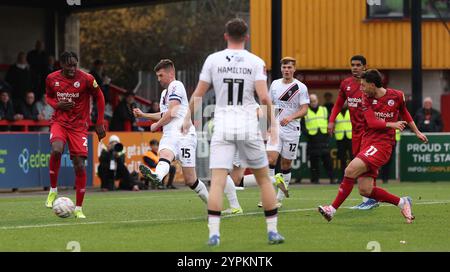 Jack Roles Celibates de Crawley Town marque le but d'ouverture lors du match de 2e tour de la FA Cup entre Crawley Town et Lincoln City au Broadfield Stadium de Crawley. Banque D'Images