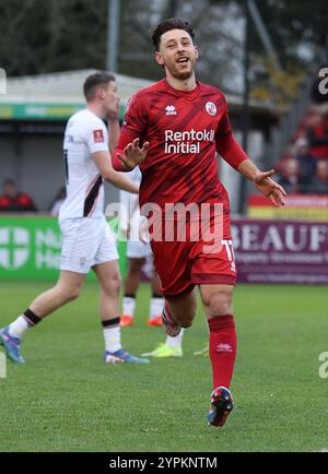 Jack Roles de Crawley Town marque le but d'ouverture lors du match de 2e tour de la FA Cup entre Crawley Town et Lincoln City au Broadfield Stadium de Crawley. Banque D'Images