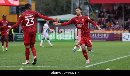 Jack Roles de Crawley Town marque le but d'ouverture lors du match de 2e tour de la FA Cup entre Crawley Town et Lincoln City au Broadfield Stadium de Crawley. Banque D'Images