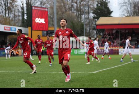 Jack Roles de Crawley Town marque le but d'ouverture lors du match de 2e tour de la FA Cup entre Crawley Town et Lincoln City au Broadfield Stadium de Crawley. Banque D'Images