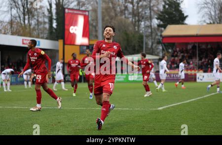 Jack Roles de Crawley Town marque le but d'ouverture lors du match de 2e tour de la FA Cup entre Crawley Town et Lincoln City au Broadfield Stadium de Crawley. Banque D'Images