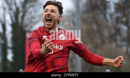 Jack Roles de Crawley Town marque le but d'ouverture lors du match de 2e tour de la FA Cup entre Crawley Town et Lincoln City au Broadfield Stadium de Crawley. Banque D'Images