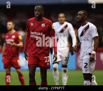 Ade Adeyemo de Crawley Town lors du match de 2e tour de FA Cup entre Crawley Town et Lincoln City au Broadfield Stadium de Crawley. Banque D'Images