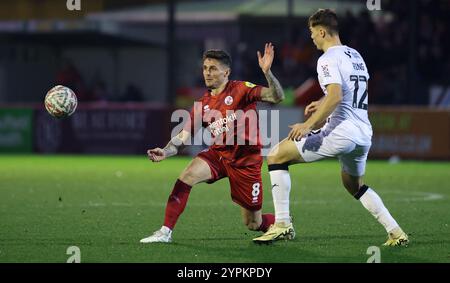 Gavan Holohan de Crawley Town est défié par Erik Ring de Lincoln City lors du match de 2e tour de la FA Cup entre Crawley Town et Lincoln City au Broadfield Stadium de Crawley. Banque D'Images