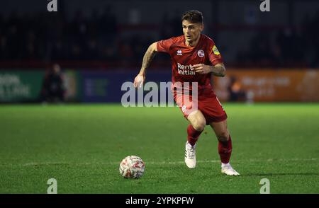 Crawley Town's Gavan Holohan lors du match de 2e tour de la FA Cup entre Crawley Town et Lincoln City au Broadfield Stadium de Crawley. Banque D'Images