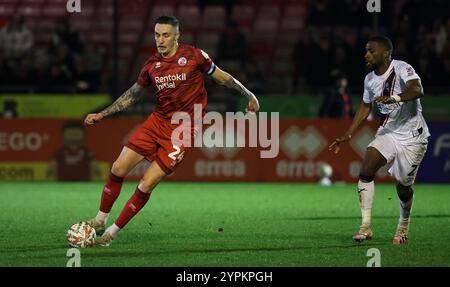 Crawley Town's Toby Mullarkey lors du match de 2e tour de la FA Cup entre Crawley Town et Lincoln City au Broadfield Stadium de Crawley. Banque D'Images