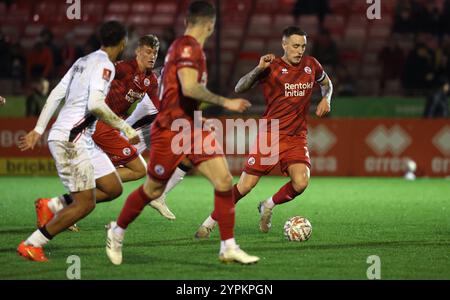 Crawley Town's Toby Mullarkey lors du match de 2e tour de la FA Cup entre Crawley Town et Lincoln City au Broadfield Stadium de Crawley. Banque D'Images