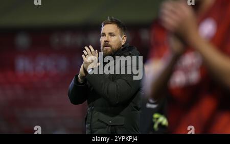 Le nouvel entraîneur de Crawley Town, Rob Elliott, applaudit les fans après le match de 2e tour de la FA Cup entre Crawley Town et Lincoln City au Broadfield Stadium de Crawley. Banque D'Images