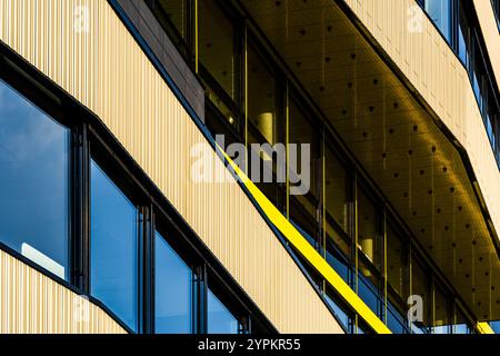 Composition architecturale minimaliste avec ombres Bold, lumière chaude et reflets contrastés de fenêtre Banque D'Images