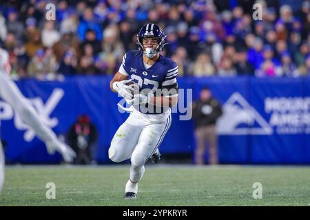 30 novembre 2024, Provo, Utah, USA : 30 novembre, 2024 ; Provo, Utah, USA ; Running back LJ MARTIN (27) des Brigham Young Cougars court la balle dans un terrain ouvert pendant le match de football NCAA entre Houston et BYU au Lavell Edwards Stadium. (Crédit image : © Darrin Fry/ZUMA Press Wire) USAGE ÉDITORIAL SEULEMENT! Non destiné à UN USAGE commercial ! Banque D'Images