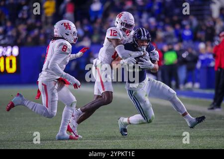 30 novembre 2024, Provo, Utah, USA : 30 novembre, 2024 ; Provo, Utah, USA ; Running back LJ MARTIN (27) des Brigham Young Cougars est attaqué par le défenseur Ajani CARTER (12) des Houston Cougars lors du match de football NCAA entre Houston et BYU au Lavell Edwards Stadium. (Crédit image : © Darrin Fry/ZUMA Press Wire) USAGE ÉDITORIAL SEULEMENT! Non destiné à UN USAGE commercial ! Banque D'Images