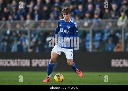 Nicolas Paz (Côme) lors du match de Serie A entre Como 1-1 Monza au stade Giuseppe Sinigaglia le 30 novembre 2024 à Côme, Italie. Crédit : Maurizio Borsari/AFLO/Alamy Live News Banque D'Images