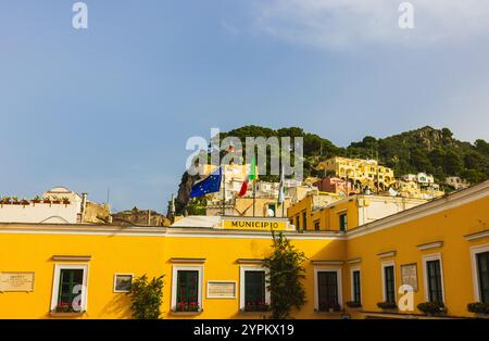 Profitez d'une vue imprenable sur un charmant village côtier niché contre les hautes falaises de l'île de Capri Banque D'Images