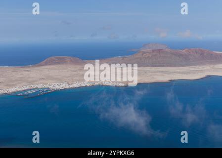 L'île de la Graciosa dans les îles Canaries et la ville principale de Caleto Del Sebo, photo du point de vue du Mirador Del Rio. Banque D'Images