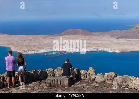 L'île de la Graciosa dans les îles Canaries et la ville principale de Caleto Del Sebo avec les touristes appréciant le point de vue de Mirador Del Rio sur Lanzarote. Banque D'Images