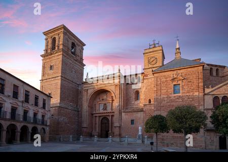 Vue latérale de l'église de San Andrés à Villanueva de los Infantes, Ciudad Real, Castilla-la Mancha, Espagne au crépuscule Banque D'Images