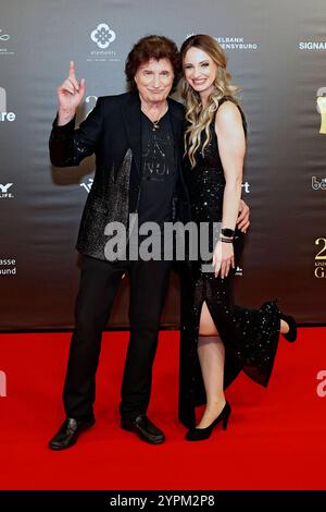 OLAF Malolepski mit Tochter Pia Malo BEI der 20. Kinderlachen-Gala 2024 in der Messe Dortmund. Dortmund, 30.11.2024 *** Olaf Malolepski avec sa fille Pia Malo au 20 Kinderlachen Gala 2024 au Messe Dortmund Dortmund, 30 11 2024 Foto:XT.xSchröerx/xFuturexImagex kinderlachen 4106 Banque D'Images