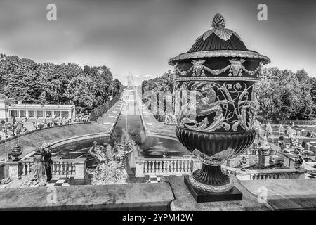 PETERHOF, RUSSIE - AOÛT 28 : vue panoramique depuis la terrasse du Palais Peterhof, Russie, le 28 août 2016. Le complexe Peterhof Palace and Gardens est Banque D'Images