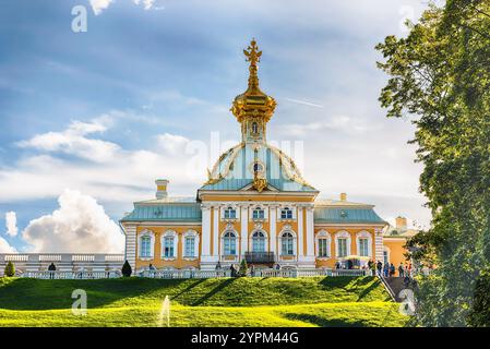 PETERHOF, RUSSIE - AOÛT 28 : vue sur le palais et les jardins de Peterhof, Russie, le 28 août 2016. Le complexe Peterhof Palace and Gardens est reconnz Banque D'Images