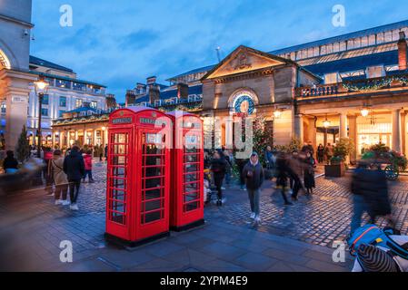 Londres, Angleterre, Royaume-Uni - 27 novembre 2024 : scène du marché de Noël en plein air avec des arbres décorés et un esprit festif à Covent Garden et célébrati Banque D'Images