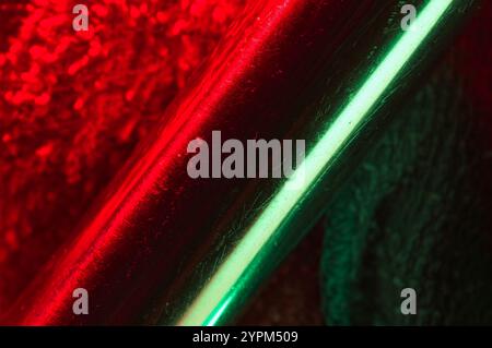 Fond abstrait de reflets rouges et verts sur une poignée métallique Banque D'Images