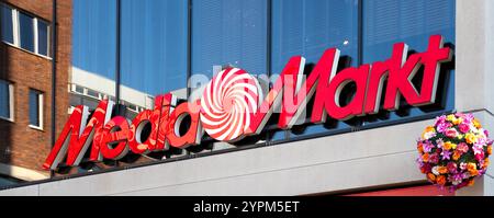 Drachten, Niederlande, 5.09.2024 : signe Media Markt avec de grandes lettres sur la façade d'un magasin. Media Markt est une chaîne multinationale allemande d'hyperma Banque D'Images