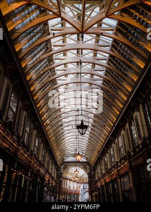 Intérieur architectural élégant du Leadenhall Market à Londres présentant un design de plafond complexe, un éclairage vintage et un charme historique Banque D'Images