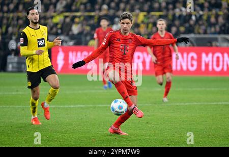 Signal Iduna Park Dortmund Allemagne, 30.11.2024, Footbal : l Bundesliga saison 2024/25 match 12, Borussia Dortmund (BVB, jaune) vs FC Bayern Muenchen (FCB, rouge) — Thomas Müller (Mueller,FCB) Banque D'Images