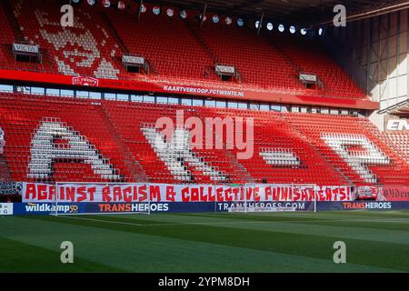 Enschede, pays-Bas. 1er décembre 2024. ENSCHEDE, Stadium de Grolsch Veste, 01-12-2024, saison 2024/2025, Néerlandais Eredivisie. Pendant le match Twente - Go Ahead Eagles, bannière fans Twente crédit : Pro Shots/Alamy Live News Banque D'Images