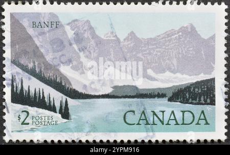 Timbre-poste oblitéré imprimé par le Canada, qui montre Banff, vers 1985. Banque D'Images