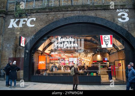 Londres, Royaume-Uni. 27 novembre 2024. Un restaurant de restauration rapide Kentucky Fried Chicken dans les arches de chemin de fer en face de la gare de Waterloo à Londres. Crédit : Maureen McLean/Alamy Banque D'Images