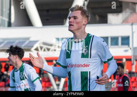 Leverkusen, Deutschland. 1er décembre 2024. 01.12.2024, Fussball : U19 DFB-Nachwuchsliga, Gruppe F, Spieltag 13, saison 2024/2025, Vorrunde, Bayer 04 Leverkusen - Borussia Moenchengladbach im Ulrich-Haberland-Stadion in Leverkusen. Sulo Ketola (Borussia Moenchengladbach, #09) bejubelt sein Tor zum 1:1. Foto : Kirchner-Media/TH/dpa/Alamy Live News Banque D'Images