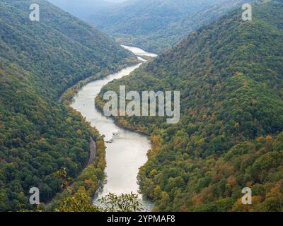 Une vue imprenable sur Grandview Rim au parc national de New River gorge, en Virginie-occidentale, où les couleurs du début de l'automne se sont répandues dans le paysage, mettant en valeur la Banque D'Images