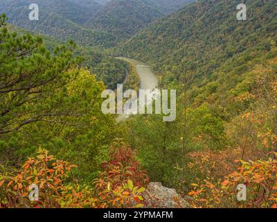 Turkey Spur Rock et Grandview Rim brillent avec de riches couleurs d'automne dans le parc national de New River gorge, en Virginie occidentale, mettant en valeur la beauté vibrante de l'automne Banque D'Images