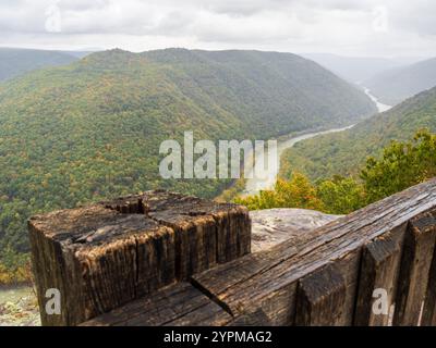 Gros plan d'un poteau de clôture altérée à Turkey Spur Rock et Grandview Rim dans le parc national de New River gorge, en Virginie-occidentale, encadré par les montagneuses brumeuses Banque D'Images