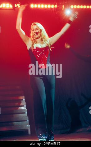 SARA DALLIN, BANANARAMA, CONCERT, 2002 : Sara Dallin de Bananarama sur le Legends Tour au Cardiff International Arena à Cardiff, pays de Galles, Royaume-Uni le 18 avril 2002. Photo : Rob Watkins. INFO : Bananarama est un groupe pop britannique formé en 1980, connu pour ses succès entraînants et dansants et sa voix harmonieuse. En tant que l'un des girl groups les plus réussis, ils ont atteint une renommée mondiale avec des chansons comme 'venus' et 'cruel Summer', mélangeant pop, disco et New wave. Banque D'Images