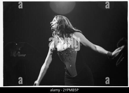 KEREN WOODWARD, BANANARAMA, CONCERT, 2002 : Keren Woodward de Bananarama sur le Legends Tour au Cardiff International Arena à Cardiff, pays de Galles, Royaume-Uni le 18 avril 2002. Photo : Rob Watkins. INFO : Bananarama est un groupe pop britannique formé en 1980, connu pour ses succès entraînants et dansants et sa voix harmonieuse. En tant que l'un des girl groups les plus réussis, ils ont atteint une renommée mondiale avec des chansons comme 'venus' et 'cruel Summer', mélangeant pop, disco et New wave. Banque D'Images