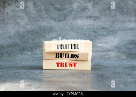 La vérité construit le symbole de confiance. Le mot concept Truth construit la confiance sur les blocs de bois. Beau fond blanc. Business and Truth construit le concept de confiance. Copier Banque D'Images