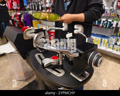 Cordes une raquette de badminton sur une machine à cordes de raquettes. Banque D'Images