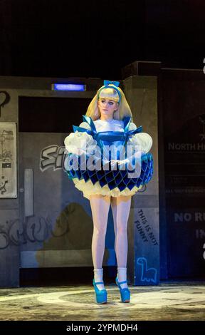 Carly Bawden (Alice Avatar) dans Wonder.Land at the Olivier Theatre, National Theatre (NT), Londres SE1 10/12/2015 a Manchester International Festival, Theatre du Chatelet & NT co-production musique : Damon Albarn livre & paroles : Moira Buffini décor : Rae Smith costumes : Katrina Lindsay éclairage : Paule Constable chorégraphe : Javier de Frutos réalisateur : Rufus Norris Banque D'Images