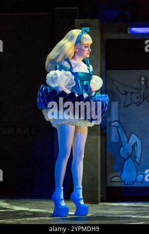 Carly Bawden (Alice Avatar) dans Wonder.Land at the Olivier Theatre, National Theatre (NT), Londres SE1 10/12/2015 a Manchester International Festival, Theatre du Chatelet & NT co-production musique : Damon Albarn livre & paroles : Moira Buffini décor : Rae Smith costumes : Katrina Lindsay éclairage : Paule Constable chorégraphe : Javier de Frutos réalisateur : Rufus Norris Banque D'Images