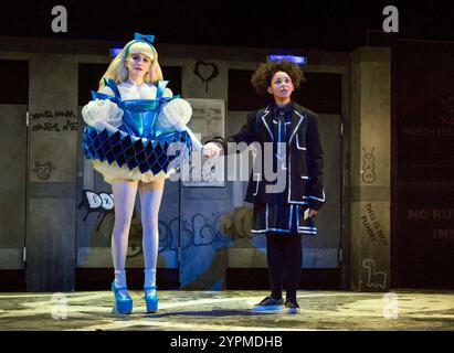 de gauche à droite : Carly Bawden (Alice Avatar), lois Chimimba (Aly) in Wonder.Land at the Olivier Theatre, National Theatre (NT), Londres SE1 10/12/2015 a Manchester International Festival, Theatre du Chatelet & NT co-production musique : Damon Albarn livre & paroles : Moira Buffini décor : Rae Smith costumes : Katrina Lindsay éclairage : Paule Constable chorégraphe : Javier de Frutos réalisateur : Rufus Norris Banque D'Images