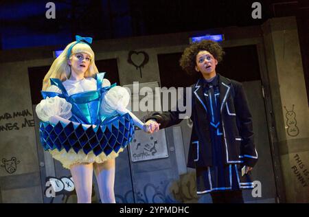 de gauche à droite : Carly Bawden (Alice Avatar), lois Chimimba (Aly) in Wonder.Land at the Olivier Theatre, National Theatre (NT), Londres SE1 10/12/2015 a Manchester International Festival, Theatre du Chatelet & NT co-production musique : Damon Albarn livre & paroles : Moira Buffini décor : Rae Smith costumes : Katrina Lindsay éclairage : Paule Constable chorégraphe : Javier de Frutos réalisateur : Rufus Norris Banque D'Images