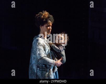 Golda Rosheuvel (Bianca) in Wonder.Land at the Olivier Theatre, National Theatre (NT), Londres SE1 10/12/2015 a Manchester International Festival, Theatre du Chatelet & NT co-production musique : Damon Albarn livre & paroles : Moira Buffini décor : Rae Smith costumes : Katrina Lindsay éclairage : Paule Constable chorégraphe : Javier de Frutos réalisateur : Rufus Norris Banque D'Images