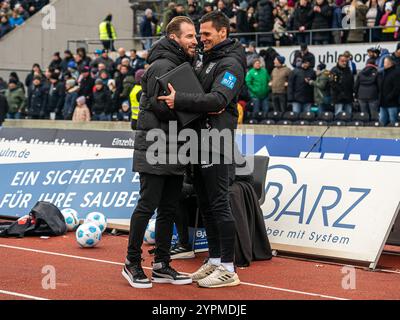 Thomas Woerle, Cheftrainer (SSV Ulm 1846) et Jan Siewert, Cheftrainer (SpVgg Greuther Fuerth) begruessen siche vor dem Spiel, GER, SSV Ulm 1846 vs. SpVgg Greuther Fuerth, Fussball, 2. Bundesliga, Spielzeit 2024/2025, 01.12.2024, la réglementation DFB/DFL interdit toute utilisation de photographies comme séquences d'images et/ou quasi-vidéo. Foto : EIBNER/Michael Schmidt Banque D'Images