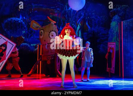 Carly Bawden (Alice Avatar) dans Wonder.Land at the Olivier Theatre, National Theatre (NT), Londres SE1 10/12/2015 a Manchester International Festival, Theatre du Chatelet & NT co-production musique : Damon Albarn livre & paroles : Moira Buffini décor : Rae Smith costumes : Katrina Lindsay éclairage : Paule Constable chorégraphe : Javier de Frutos réalisateur : Rufus Norris Banque D'Images