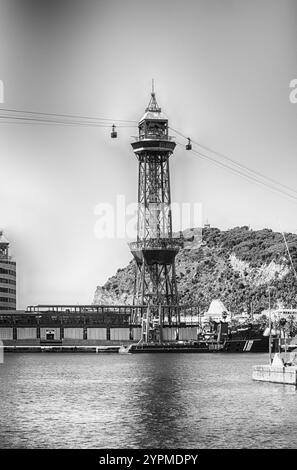 Vue de la tour Jaume I, l'une des deux stations du tramway aérien de Port Vell, monument emblématique de Barcelone, Catalogne, Espagne Banque D'Images