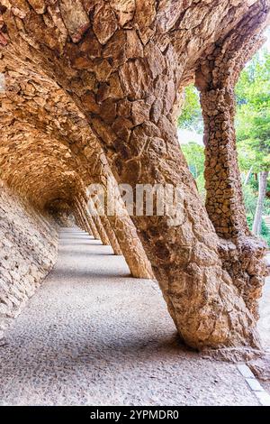 Chemin à colonnades avec arcades de maçonnerie à Park Guell, Barcelone, Catalogne, Espagne Banque D'Images