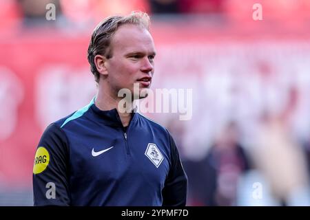 Enschede, pays-Bas. 1er décembre 2024. ENSCHEDE, PAYS-BAS - 1er DÉCEMBRE : L'arbitre adjoint Frans Ozinga regarde pendant le match néerlandais Eredivisie entre le FC Twente et Go Ahead Eagles au de Grolsch Veste le 1er décembre 2024 à Enschede, pays-Bas. (Photo de Peter Lous/Orange Pictures) crédit : Orange pics BV/Alamy Live News Banque D'Images
