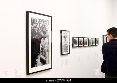 Londres, Royaume-Uni. 30 novembre 2024. Les années 80 : Photographing Britain est maintenant ouvert à la Tate Britain. Cette exposition retrace le travail d’une communauté diversifiée de photographes, collectifs et publications, créant des réponses radicales aux turbulentes années Thatcher. Sur fond de soulèvements raciaux, les grèves du mineur, section 28, la pandémie du sida et la gentrification. Zak Ove est l’un des artistes de ce spectacle et parlait de son travail photographique. Zak Ové est un artiste visuel britannique de Trinidad qui travaille entre sculpture, film et photographie, vivant à Londres et Trinidad. Crédit : Kingsley Banque D'Images